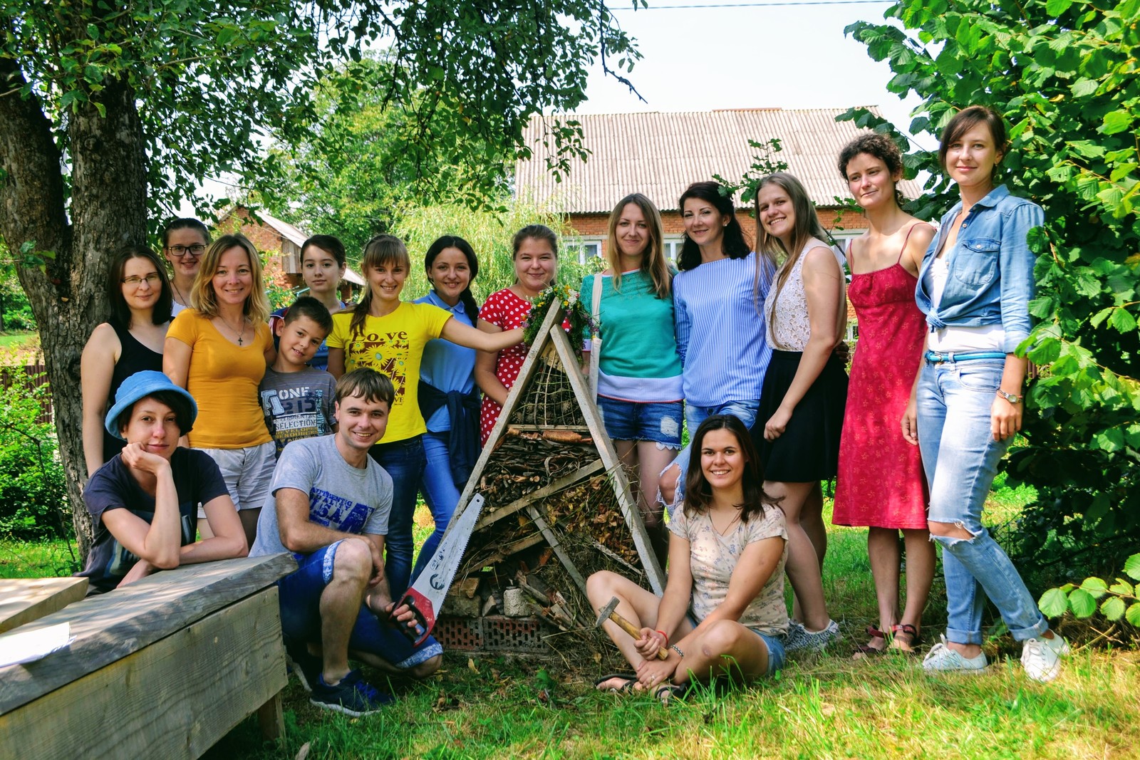 Gruppenfoto mit Insektenhotel