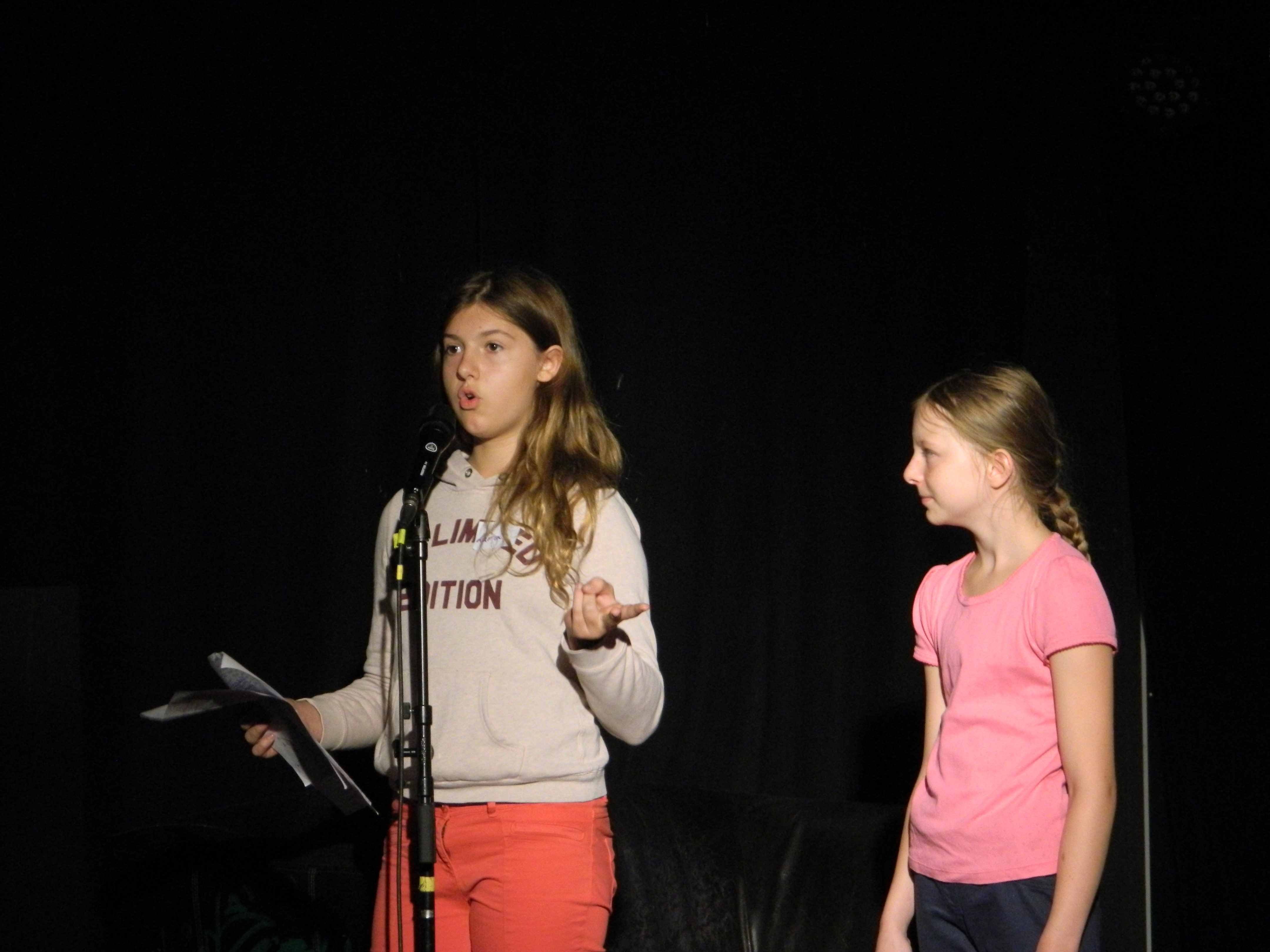 Kinder präsentieren Garten ©Fazel