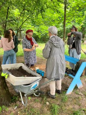 Pflanztöpfchen befüllen