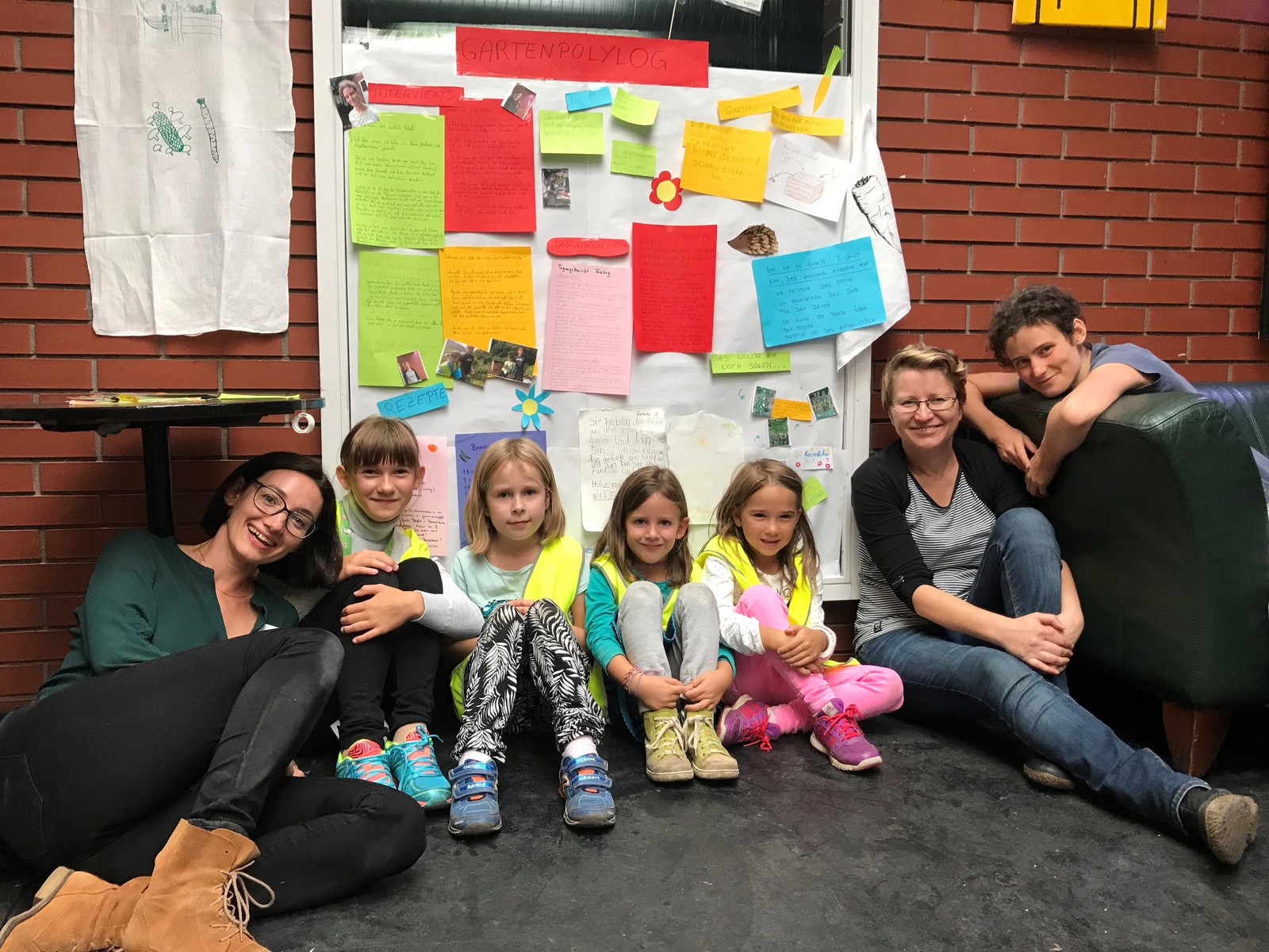 Kinder vor Wandzeitung ©Gartenpolylog