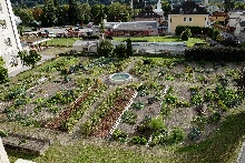 Am Bild erkennt man die kreuzförmige Anlage der Gemüsebeete (ca. 35 x 35 m) mit dem Brunnen in der Mitte. 