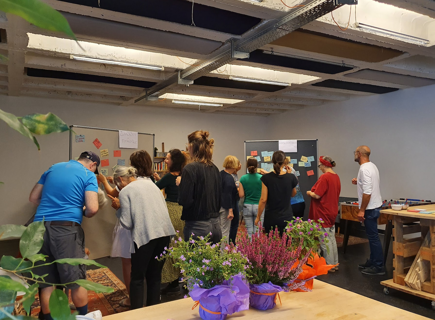 Menschen posten ihre Ideen auf eine Pinnwand