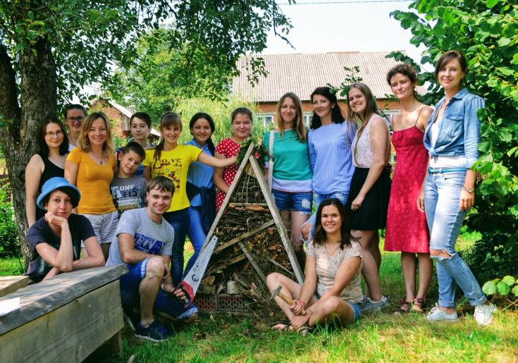 Gruppenfoto mit Insektenhotel