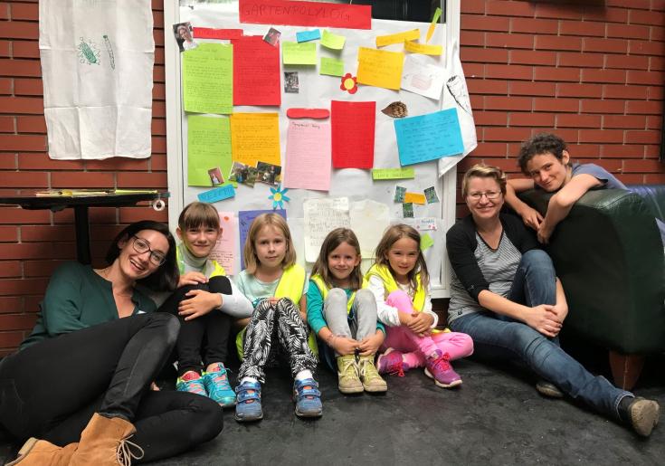 Kinder vor Wandzeitung ©Gartenpolylog