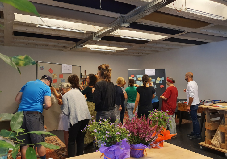 Menschen posten ihre Ideen auf eine Pinnwand